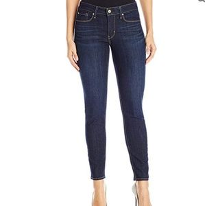 NWT Levi Shaping Skinny Jeans